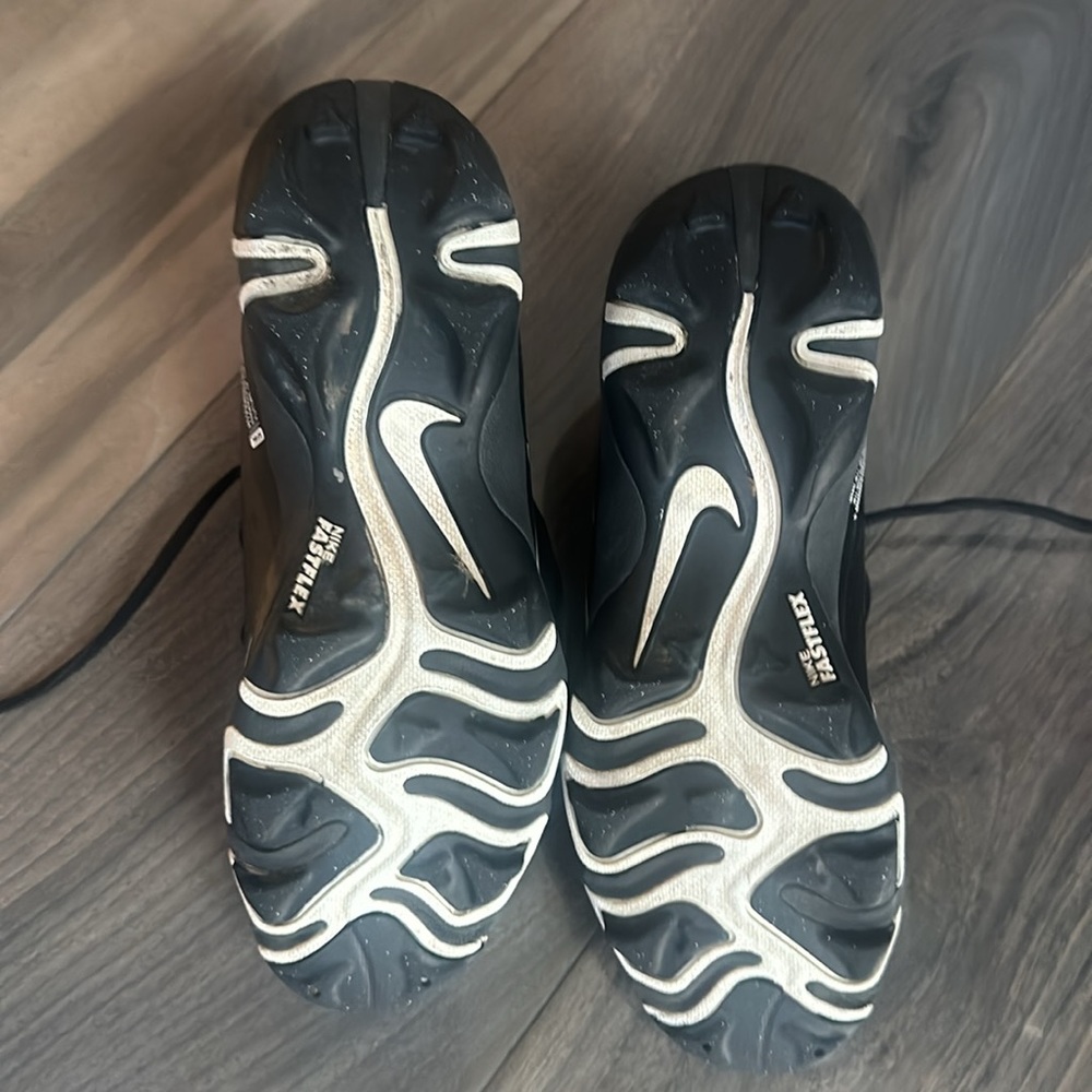 Softball cleats - Picture 4 of 7